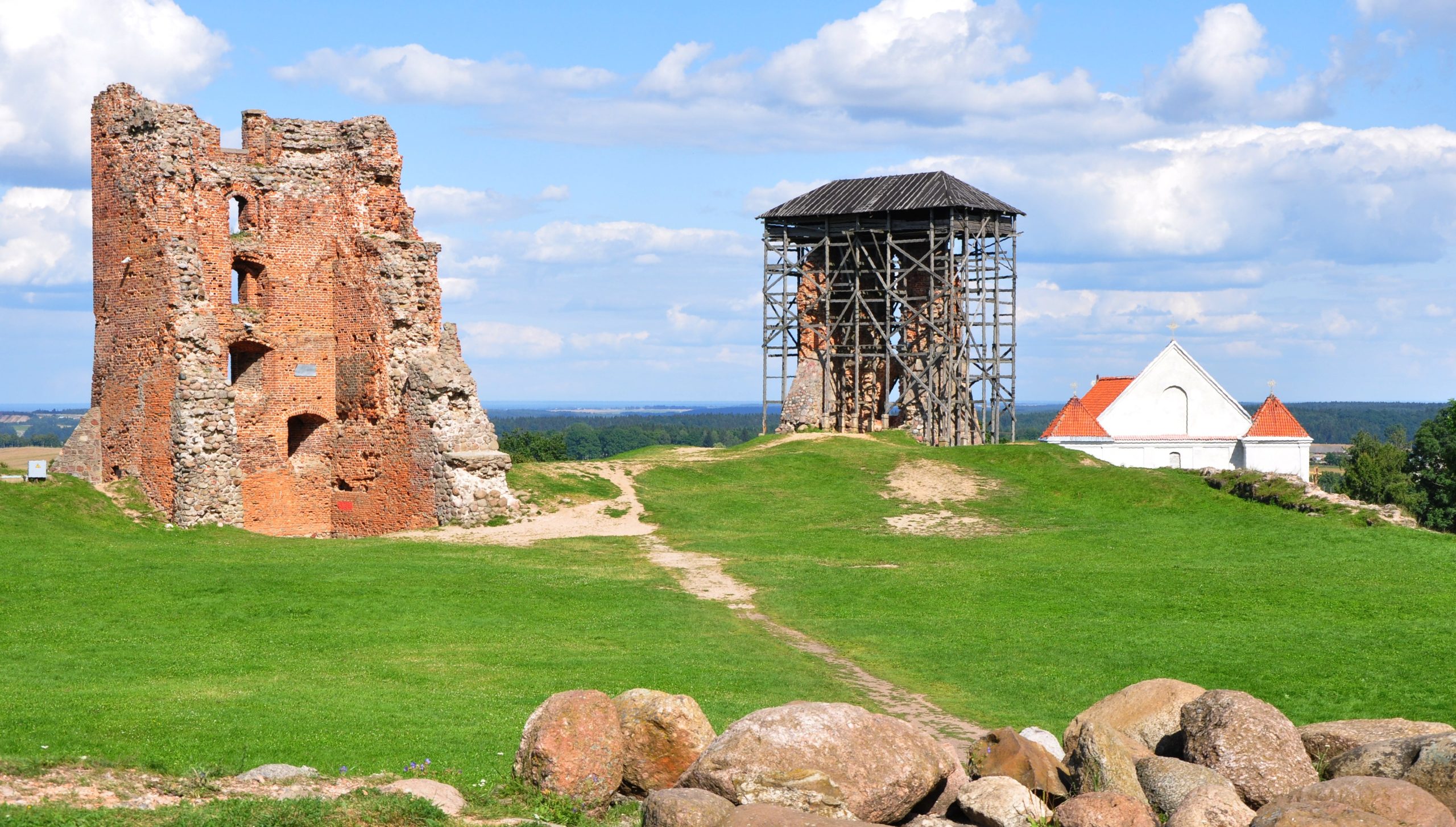 Naugarduko pilies griuvėsių nuotrauka 